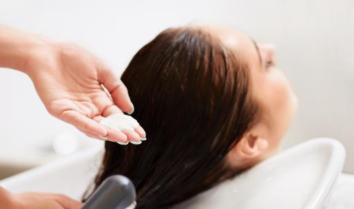 头发没干就睡容易睡出毛病 洗头后快速干头发的方法