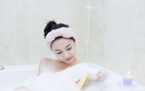 关于洗澡,早上好还是晚上?老外:我们喜欢早上,原因好