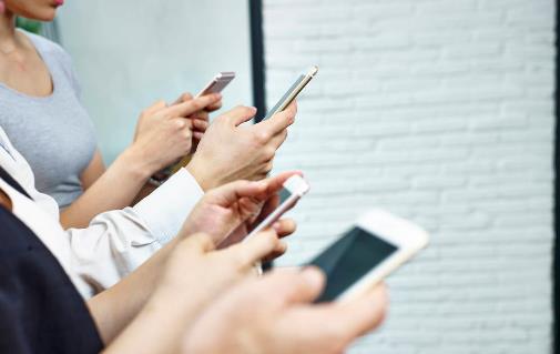 你怎么还盯着屏幕?听说每天玩手机超过5小时的人都长胖了