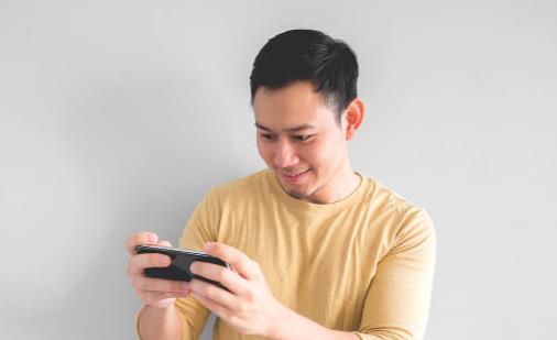 你怎么还盯着屏幕?听说每天玩手机超过5小时的人都长胖了