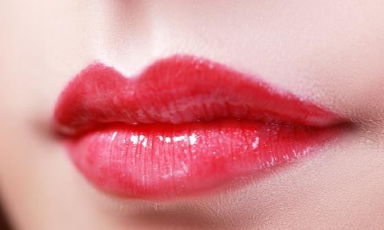 凛冬已至嘴唇总是干裂起皮发炎 冬天常见的嘴唇问题分析